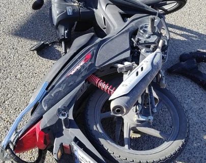 Un moto y un camión chocaron en Km3: dos personas resultaron heridas