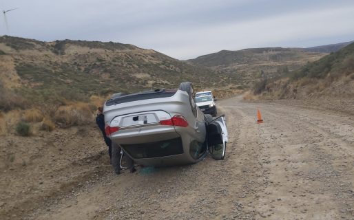Se descompensó, impactó contra la banquina y volcó