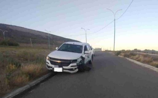 Conducía borracho y chocó contra un poste de luz