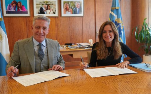 Arcioni firmó con Tolosa Paz la implementación del Plan “Mi Baño” en Chubut