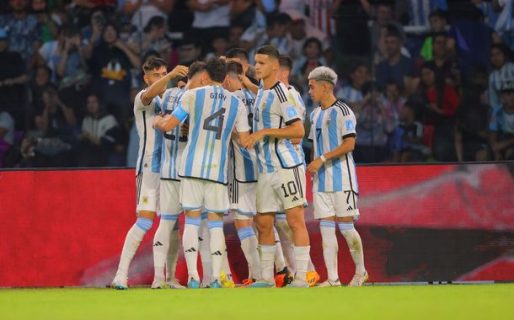 Argentina goleó 3-0 a Guatemala y avanzó a octavos de final