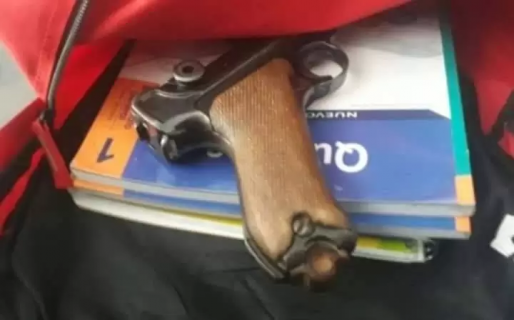 Una maestra de un jardín encontró un arma de fuego en la mochila de un nene de dos años