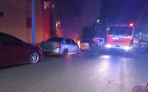Incendiaron el auto de un policía en barrio Roca