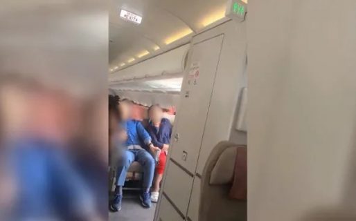 Pánico en el aire: un pasajero abrió la puerta de un avión en pleno vuelo