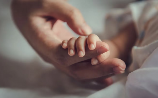 Policías salvaron a una beba que se ahogó en una pileta