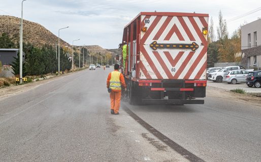 Inició la obra de pintado y demarcación del camino Roque González