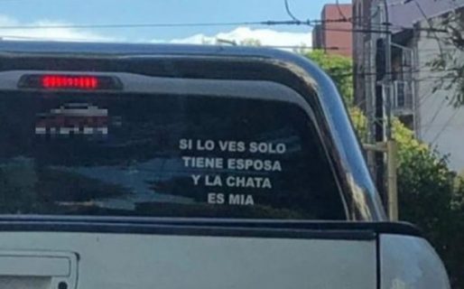 Pegó un cartel para su pareja en la camioneta y generó debate: “Si lo ves solo…”