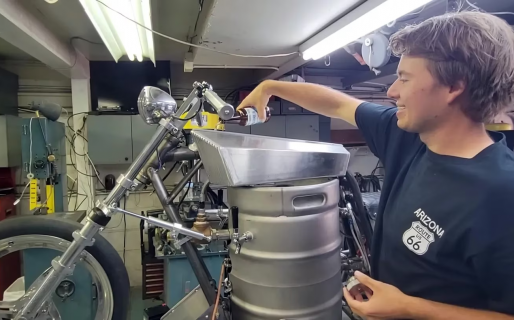 Por el aumento de la nafta, un hombre inventó una moto que funciona a cerveza y es furor