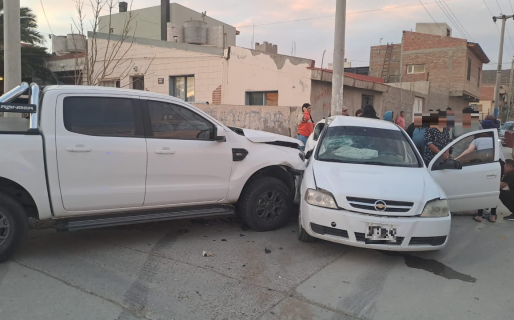 Dos vehículos chocaron, ambos conductores terminaron heridos y ninguno de los dos tenía licencia