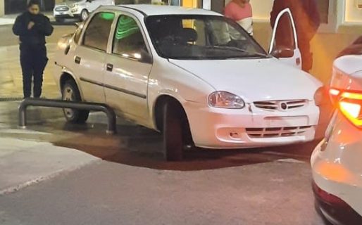 Borracho al volante se subió a la vereda y chocó a otro auto