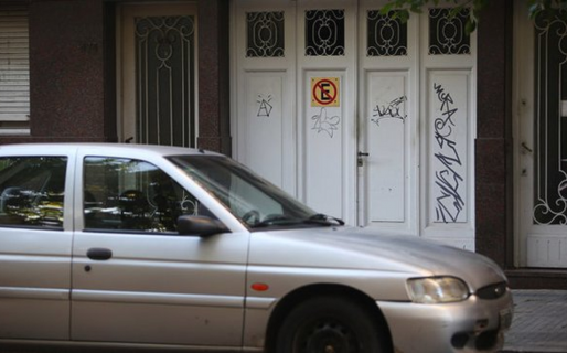 Le estacionaron en la puerta, pegó un cartel con insultos en el auto y la respuesta lo descolocó