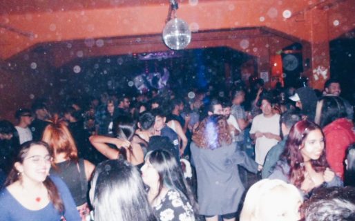 Aburridas de los boliches, organizaron su propia fiesta con música “del recuerdo” y la rompieron