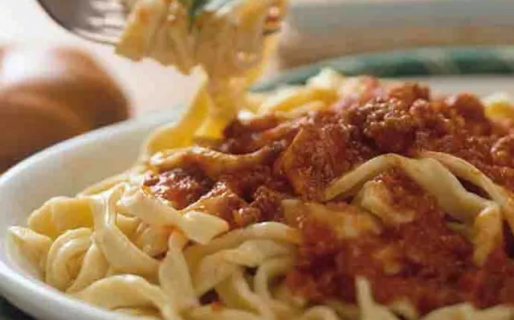 Una influencer admitió haberse comido parte de su propia rodilla en un plato de fideos