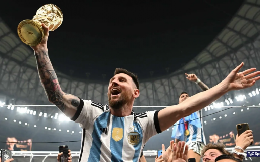 La FIFA intimó a la creadora de la Copa del Mundo trucha que levantó Messi en Qatar