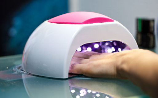 Sufrió cáncer de piel en un dedo y creen que fue por las lámparas de esmaltado semipermanente