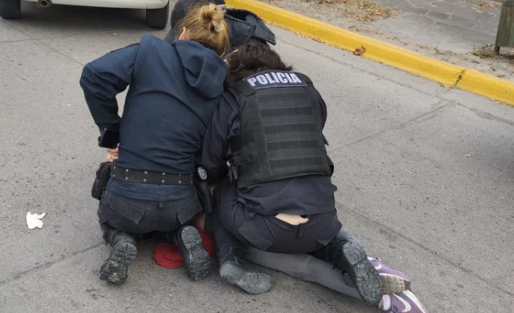 Una pareja fue detenida en un control luego que intentaran agredir a los oficiales