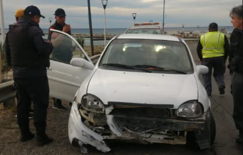 Conducía ebrio, chocó, intentó irse del lugar caminando y fue demorado por la Policía