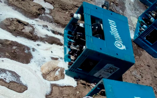 A una camioneta se le cayeron, por el fuerte viento, varias cajas de cerveza