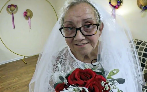 A sus 77 años se casó con ella misma tras esperar por casi medio siglo al amor de su vida