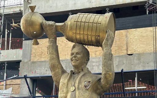 El detalle de la estatua de Gallardo que revolucionó las redes y generó memes