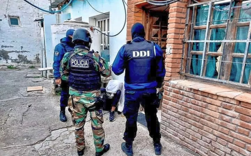 Incautan armas de fuego en allanamiento por atentado y resistencia a la autoridad