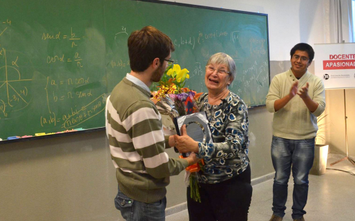 Tiene 74 años, enseña matemáticas y se convirtió en una «profe influencer»