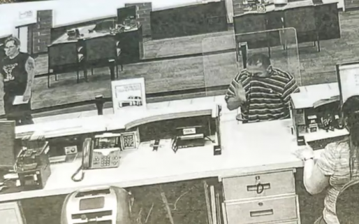 Un hombre quiso robar un banco, pero uno de los clientes lo detuvo con un abrazo