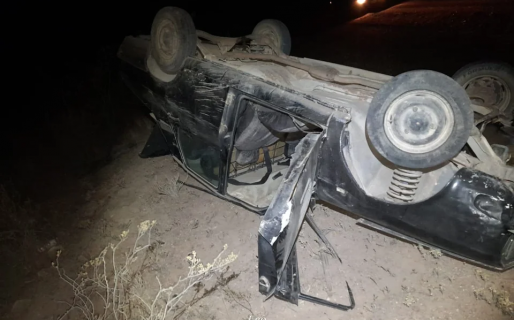 Accidente en la Ruta 4: un auto que viajaba a Trelew volcó tras perder el control