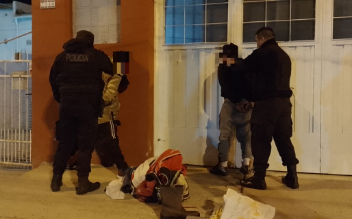 Dos sujetos aprehendidos tras robar elementos en un auto estacionado