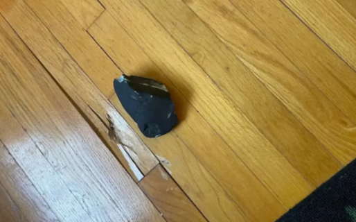 Les cayó un meteorito en la casa que les rompió el techo y el piso