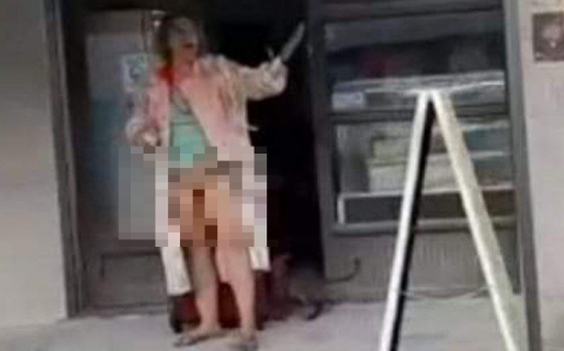 Pánico por una mujer deambula desnuda y persigue a los nenes con un cuchillo