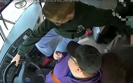 La conductora de un micro escolar se desmayó y un nene de 13 años evitó una tragedia: “Es un pequeño héroe”