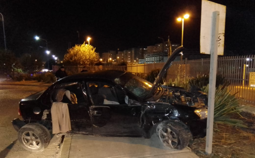 Con el auto destruido y cortes en el rostro: así terminó un conductor que hacía picadas en el centro