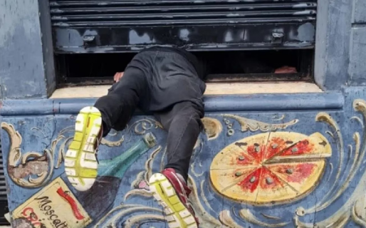 Un delincuente intentó robar en una pizzería cerrada, quedó atrapado por la persiana y fue detenido