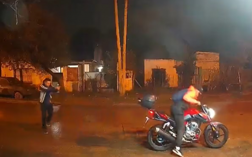 Un policía de civil mató por la espalda a un motochorro que intentó robarle la moto