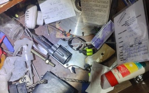 Fue con la Policía a buscar sus pertenencias y casi se olvida un arma de fuego