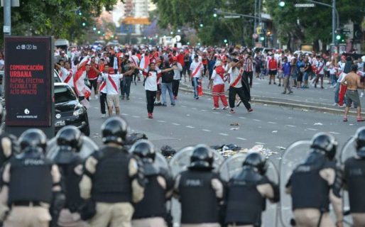Se registraron incidentes en los alrededores del Monumental minutos antes del comienzo del Superclásico