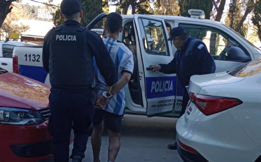 ¿Baja para la Scaloneta?: Vestido con la camiseta de la selección, le robó el celular a una menor y lo detuvieron