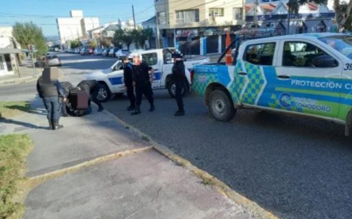 Robó dos perfumes de una farmacia, escapó y dos personas lo atraparon