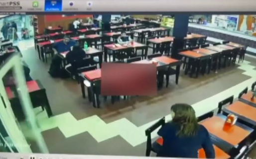 El encargado de una pizzería noqueó a un hombre que le pidió pasar al baño