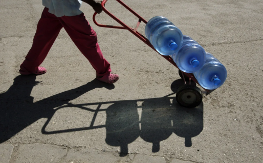 Por la sequía, Uruguay pide reducir el tiempo de ducha y no regar ni lavar el auto para ahorrar agua