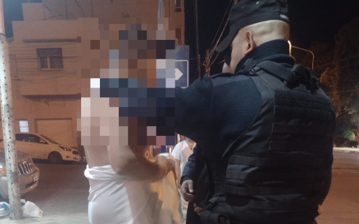 Escapó de la clínica desnudo y armado con dos tijeras porque no le dejaban usar el celular