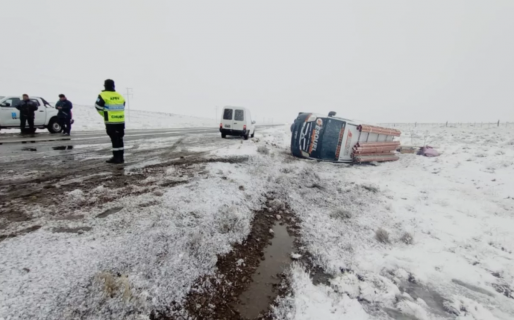 Un rodado volcó cerca de Tecka en consecuencia a las fuerzas ráfagas de viento y escarcha