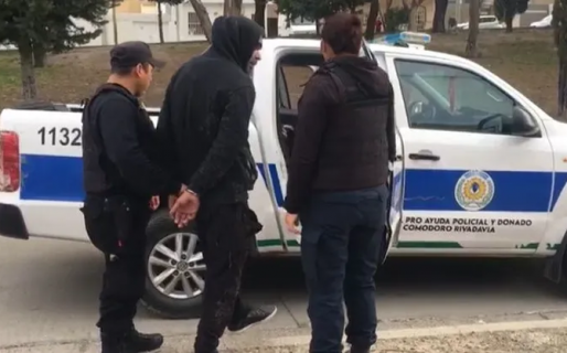 Lo pescaron robando reflectores de una vivienda y terminó tras las rejas