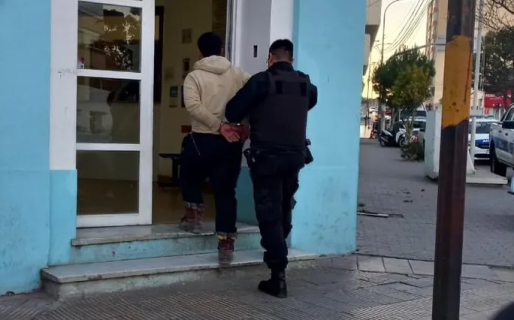 Quisieron robar una moto en el centro y terminaron tras las rejas