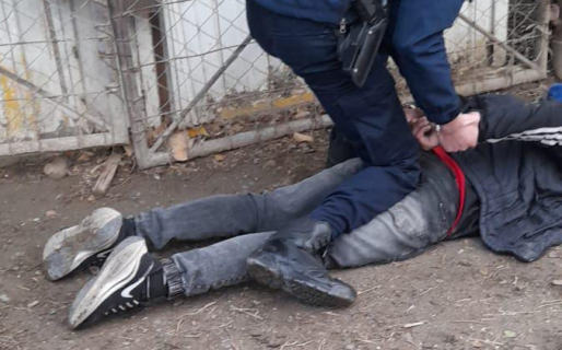 Dos delincuentes robaron una camioneta a punta de pistola a trabajadores de Camuzzi