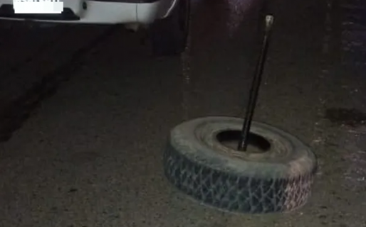 Se le desprendió un neumático mientras manejaba y produjo un choque