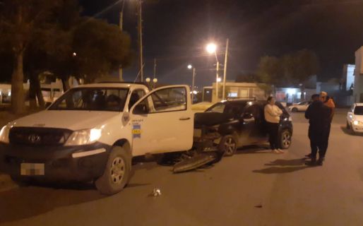 Se distrajo y chocó a una camioneta estacionada