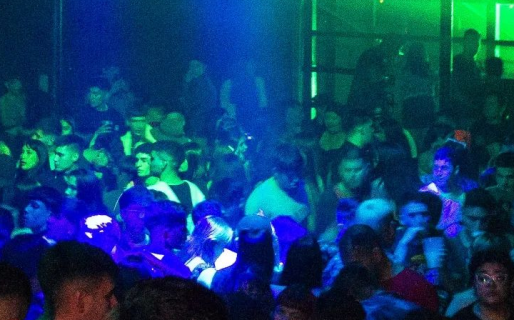 Otra vez piñas a la salida del boliche y de a muchos grupos