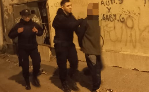 Estaba caminando y tomando por la vía pública, lo identificaron y le encontraron marihuana